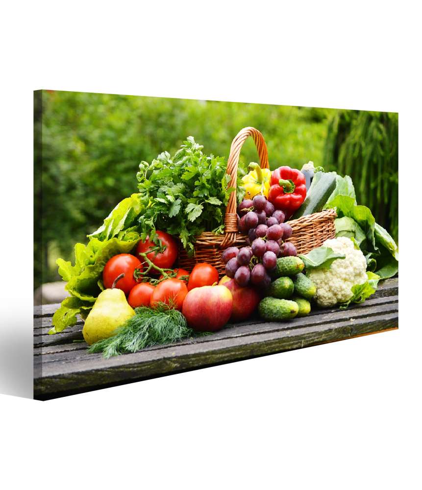 Bild auf Leinwand Bio-Gemüse im Weidenkorb: Lebendiges Küchenwandbild