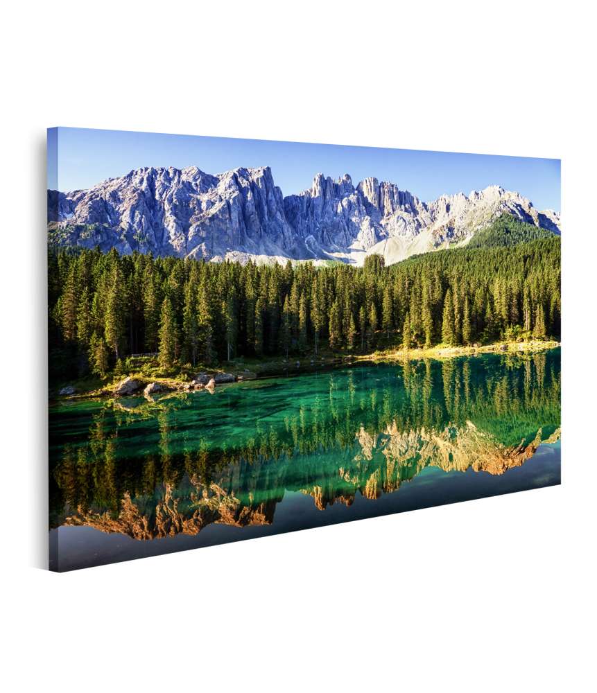Bild auf Leinwand Blick auf den malerischen Karersee in den italienischen Dolomiten