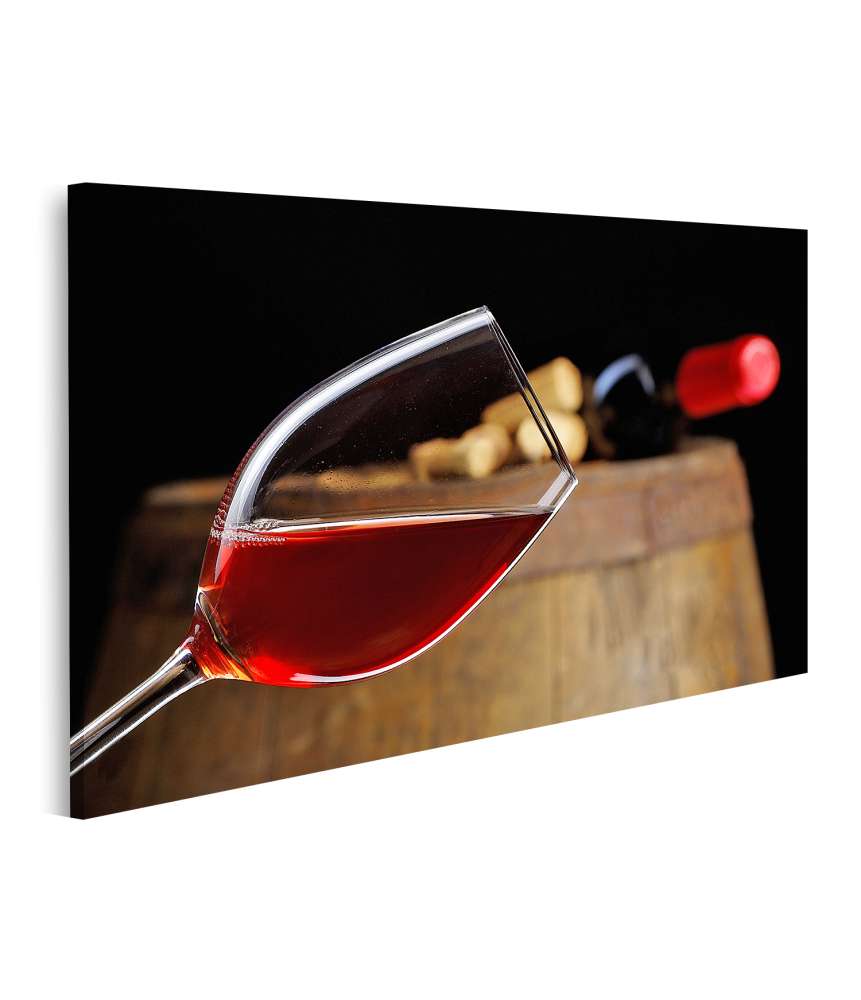 Islandburner Bild auf Leinwand Roter Wein im Glas vor einem Weinfass-Hintergrund