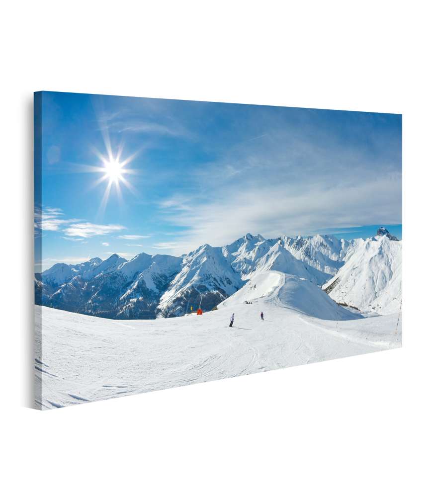 Islandburner Bild auf Leinwand Sonnenbeschienene Skipiste mit Schnee in den Bergen unter blauem Himmel