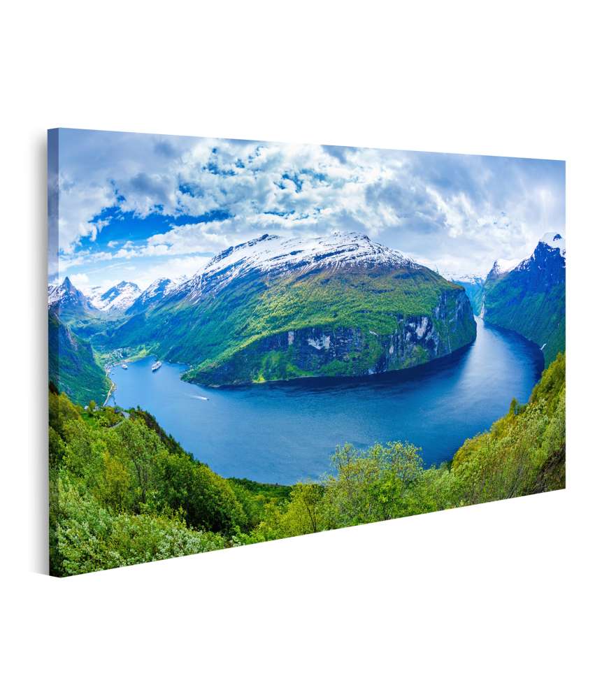 Islandburner Bild auf Leinwand Atemberaubende Darstellung des Geiranger Fjords in Norwegens natürlicher Schönheit