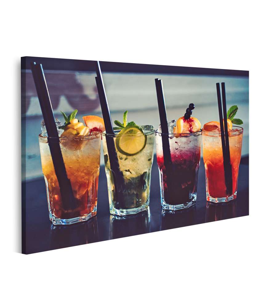 Islandburner Bild auf Leinwand Cocktail-Bar-Wandbild mit detailreichen Getränkegläsern und Strohhalmen