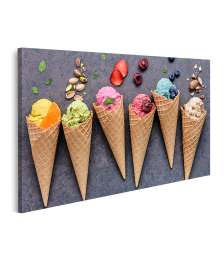 Bild auf Leinwand Farbenfrohes Wandbild einer Eisdiele mit Heidelbeer- und Erdbeer-Eiscreme