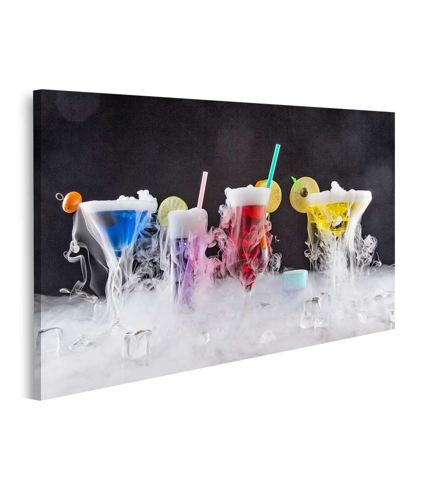 Bild auf Leinwand Eisdampf-Cocktail kunstvoll präsentiert auf einer Bar-Wandmalerei
