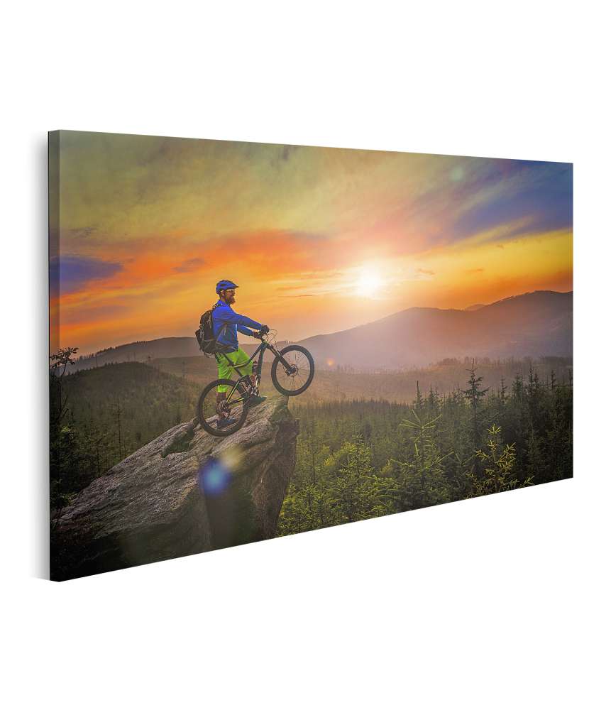 Islandburner Bild auf Leinwand Mountainbiker genießt Sonnenuntergang auf Cross-Country-Downhill-Tour