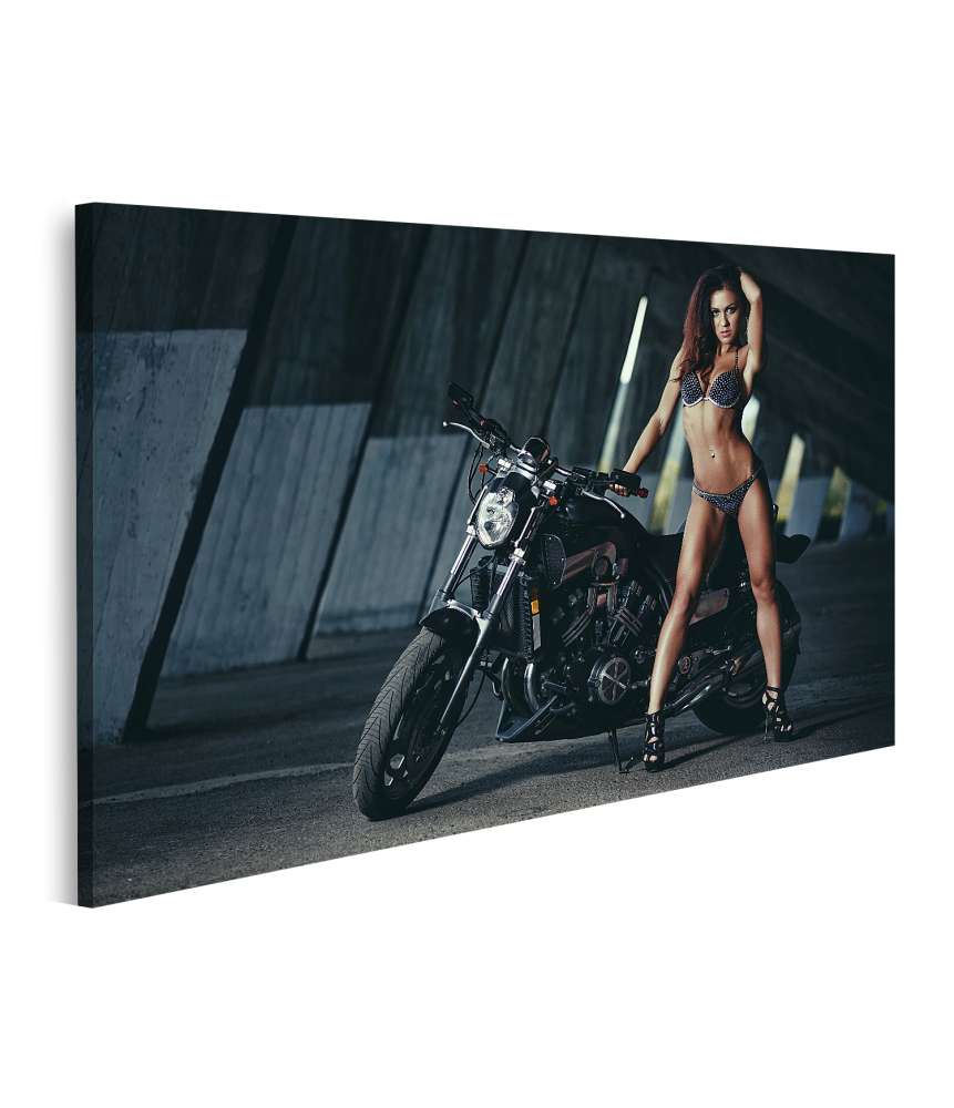 Islandburner Bild auf Leinwand Verführerisches Fitness-Biker-Mädchen mit perfektem schlanken Körper auf schwarzem Motorrad in Leder