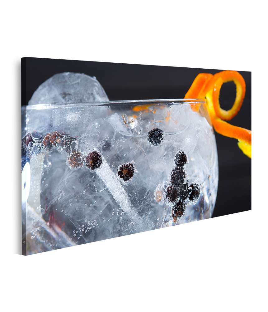 Islandburner Bild auf Leinwand Makroaufnahme eines Gin Tonic Cocktails mit Wacholderbeeren und Orange