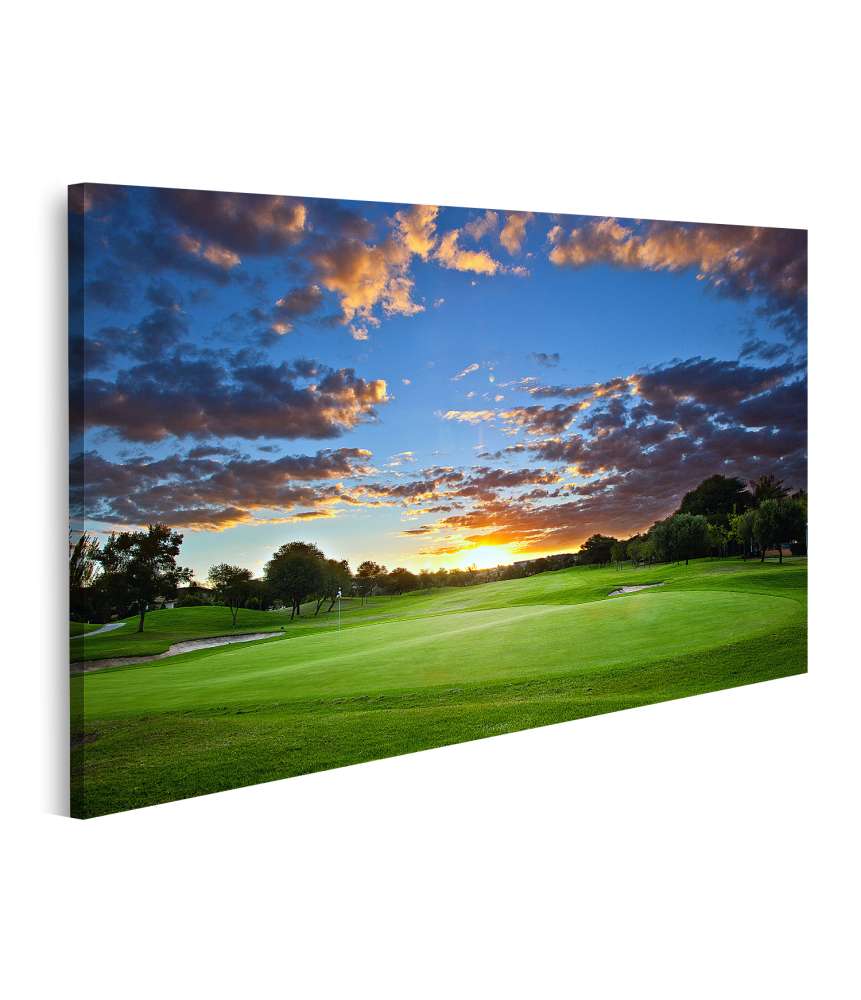 Islandburner Bild auf Leinwand Atemberaubender Sonnenuntergang über einem Golfplatz in lebhaften Farben