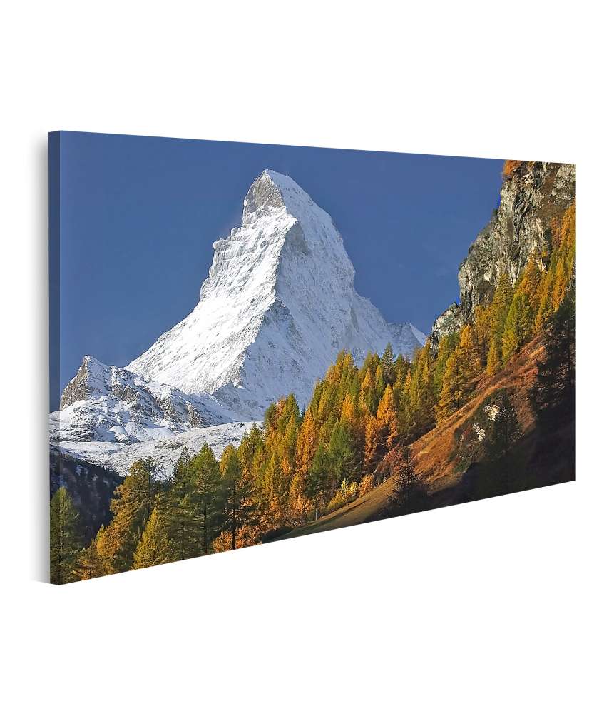 Islandburner Bild auf Leinwand Matterhorn mit Schneedecke, umgeben von Wald unter blauem Himmel