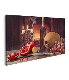 Bild auf Leinwand Rustikales Stillleben mit Granatäpfeln, Trauben und Zitrone auf Holztisch