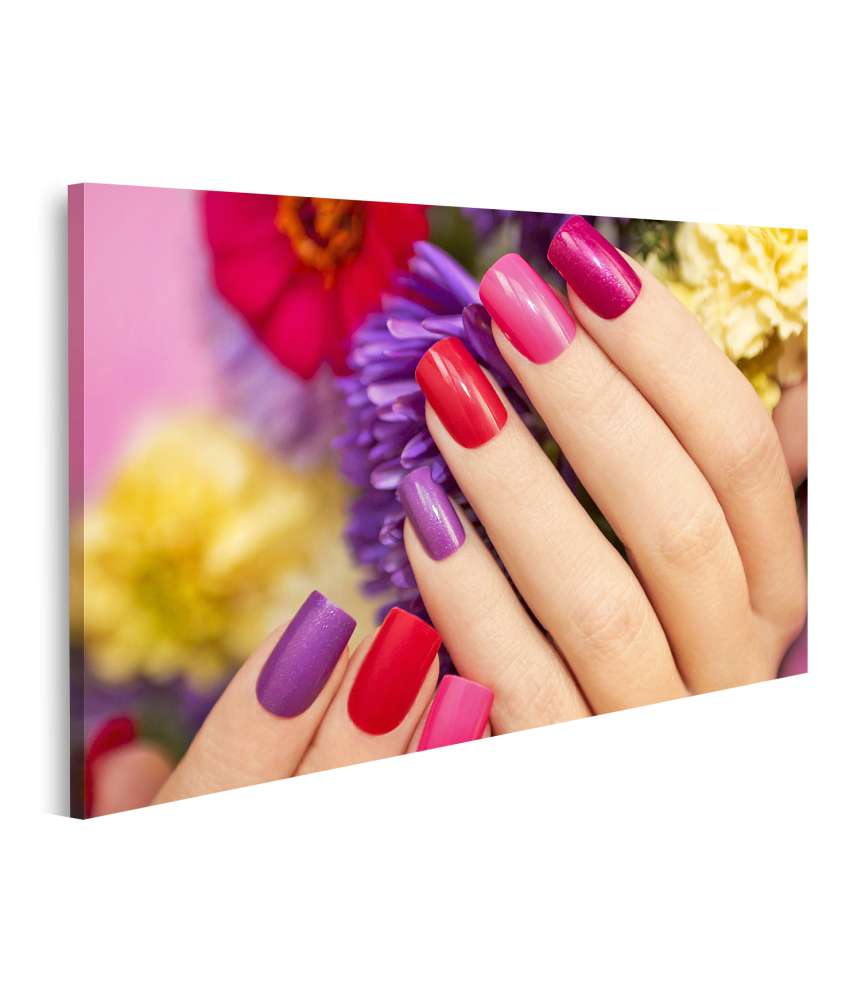 Islandburner Bild auf Leinwand Frauenhand mit farbigem Nagellack und Blumen-Nageldesign auf Wandbild