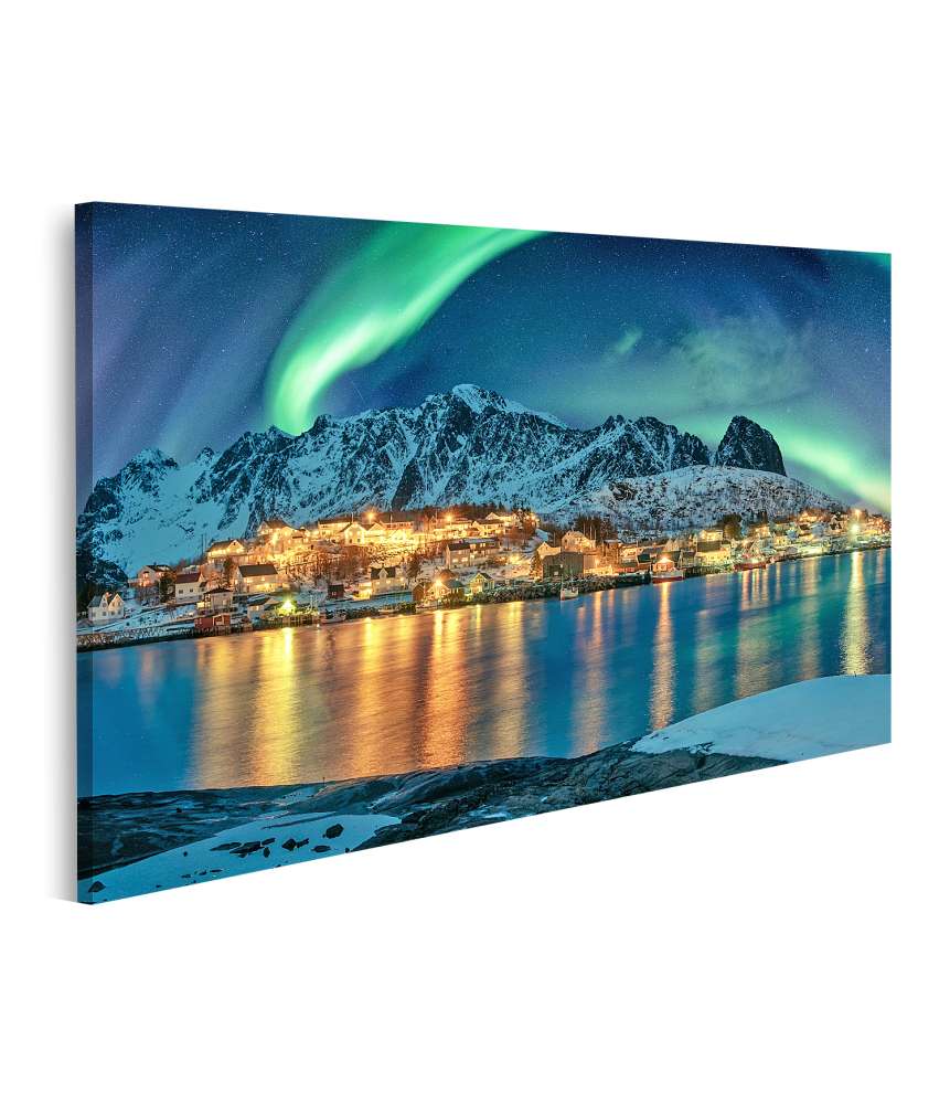 Islandburner Bild auf Leinwand Aurora Borealis beleuchtet ein Fischerdorf an der winterlichen Lofoten-Küste