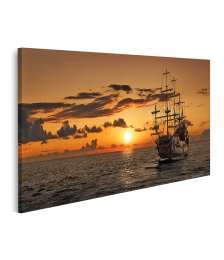 Bild auf Leinwand Piratenschiff auf offener See bei malerischem Sonnenuntergang