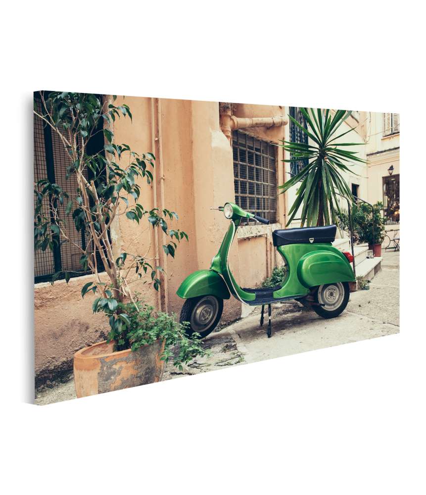 Islandburner Bild auf Leinwand Alte italienische Vespa lehnt an einer Wand in Italien