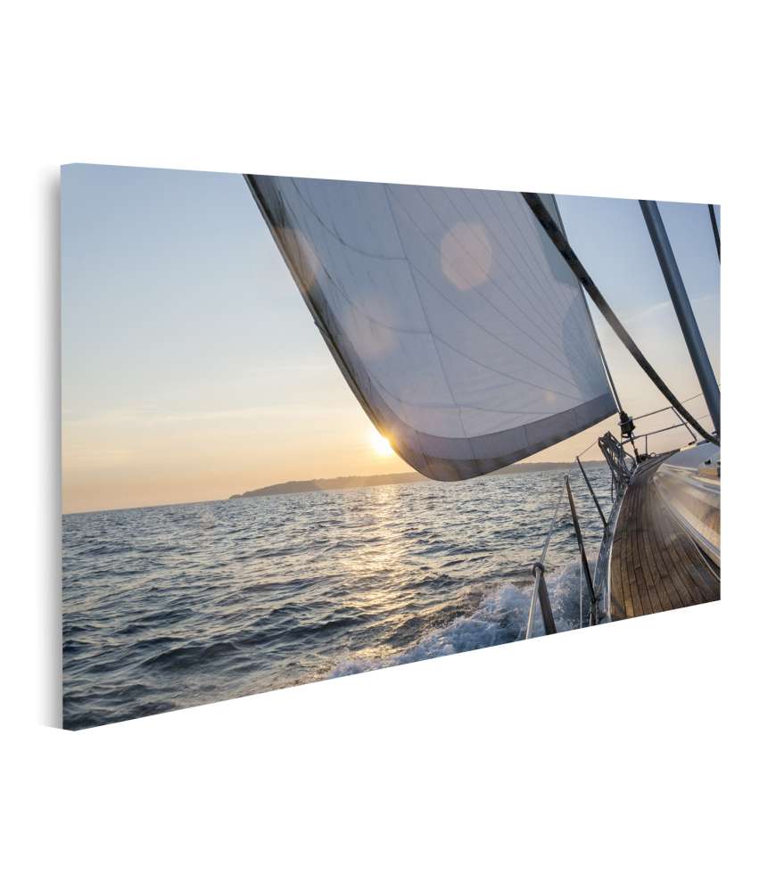 Bild auf Leinwand Luxuriöses Segelboot auf offenem Meer bei Sonnenuntergang