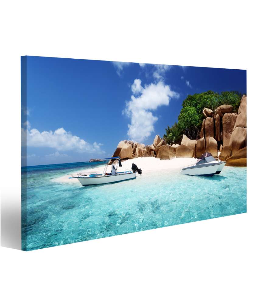 Bild auf Leinwand Bild von einem Schnellboot am Strand der Kokosinsel, Seychellen