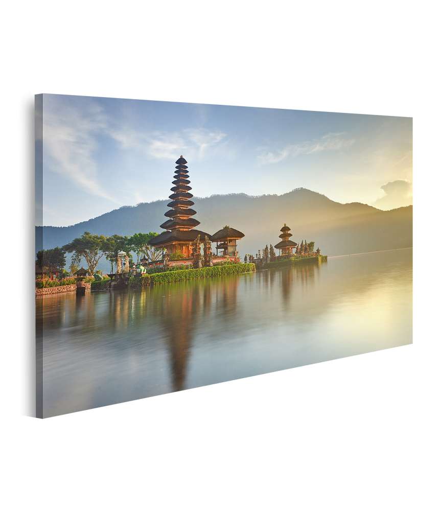 Bild auf Leinwand Panorama des Pura Ulun Danu Tempels bei Sonnenaufgang am See Bratan, Bali