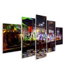 Bild auf Leinwand Farbenfrohes Wandbild einer gut bestückten Getränke- und Spirituosen-Bar