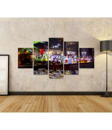 Bild auf Leinwand Farbenfrohes Wandbild einer gut bestückten Getränke- und Spirituosen-Bar