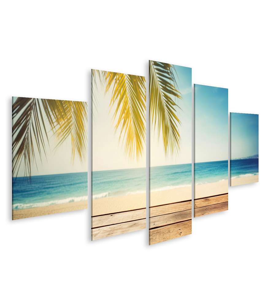 Islandburner Bild auf Leinwand Tropischer Strand mit Sand, blauem Himmel und Palmenblatt auf Holzbrett