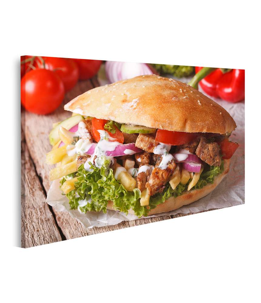 Islandburner Bild auf Leinwand Verlockendes Döner-Kebab-Sandwich mit Fleisch, Gemüse und Pommes