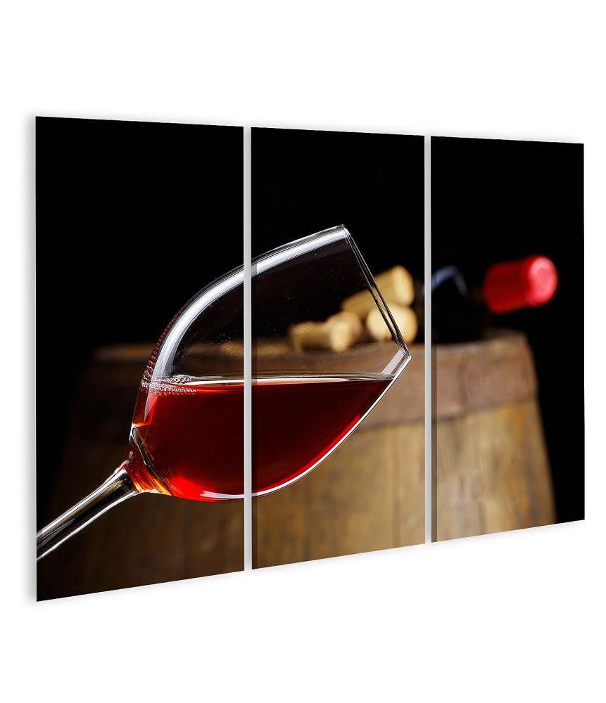 Islandburner Bild auf Leinwand Roter Wein im Glas vor einem Weinfass-Hintergrund