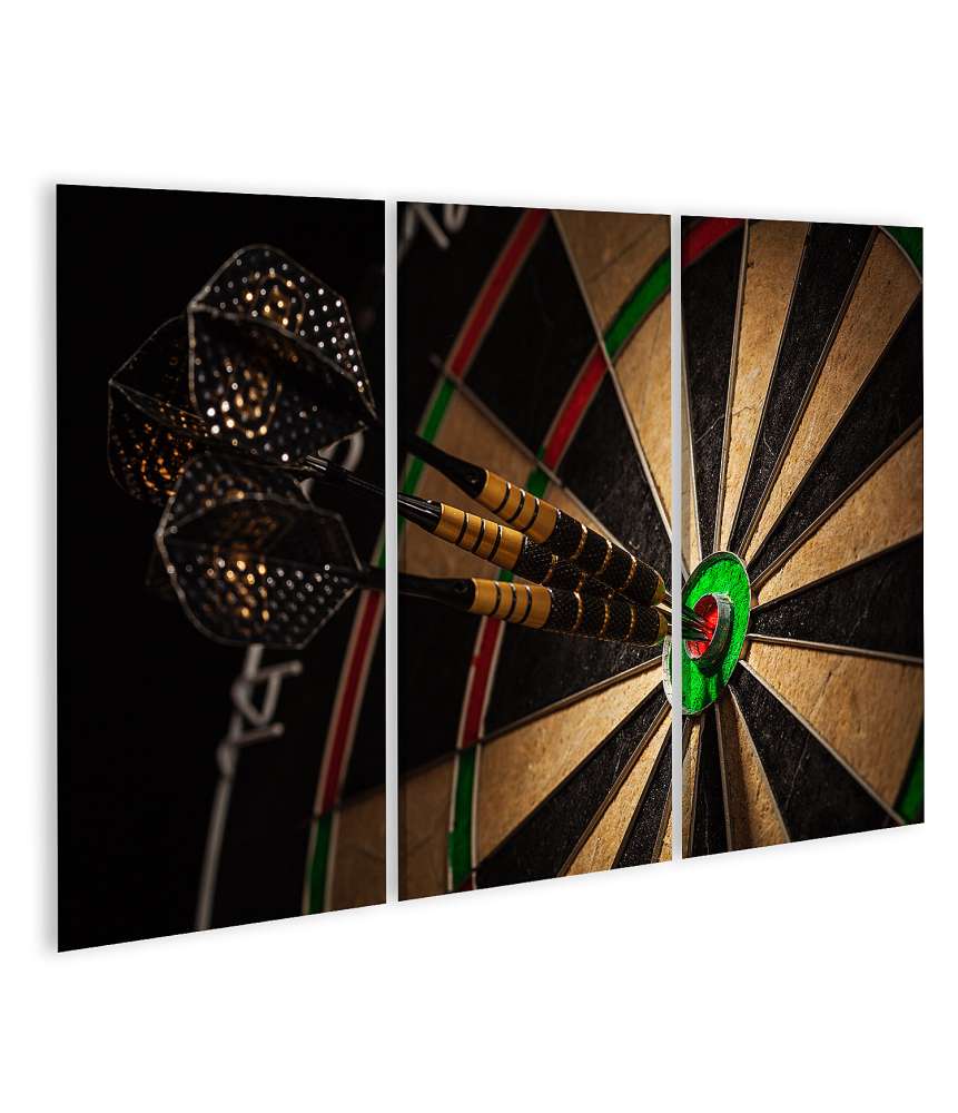 Islandburner Bild auf Leinwand Drei Darts präzise im Bulls Eye eines Dartboards