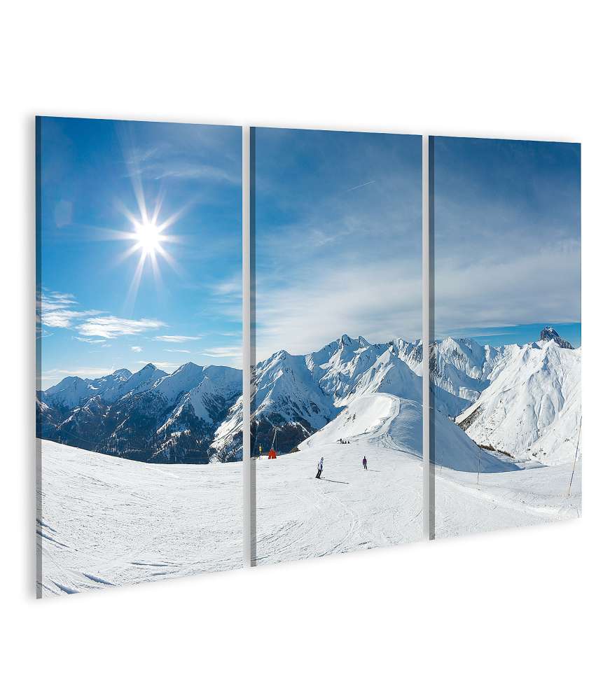 Islandburner Bild auf Leinwand Sonnenbeschienene Skipiste mit Schnee in den Bergen unter blauem Himmel