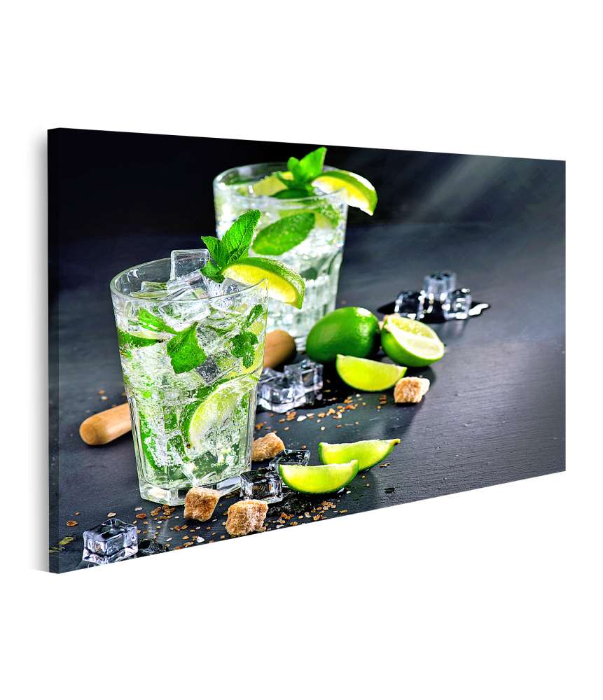 Islandburner Bild auf Leinwand Mojito-Cocktail mit Rum, Limetten und Minze auf einem Sommertisch