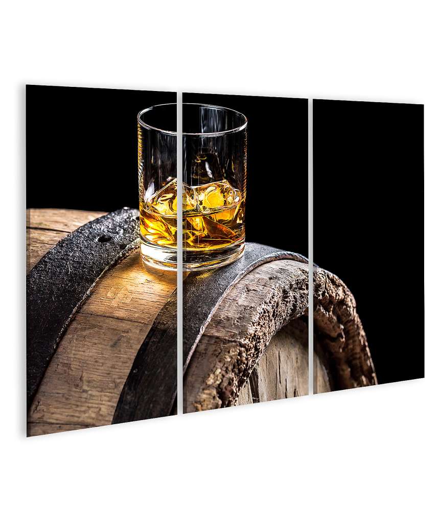 Islandburner Bild auf Leinwand Whiskyglas mit Eis auf einem antiken Eichenfass dargestellt