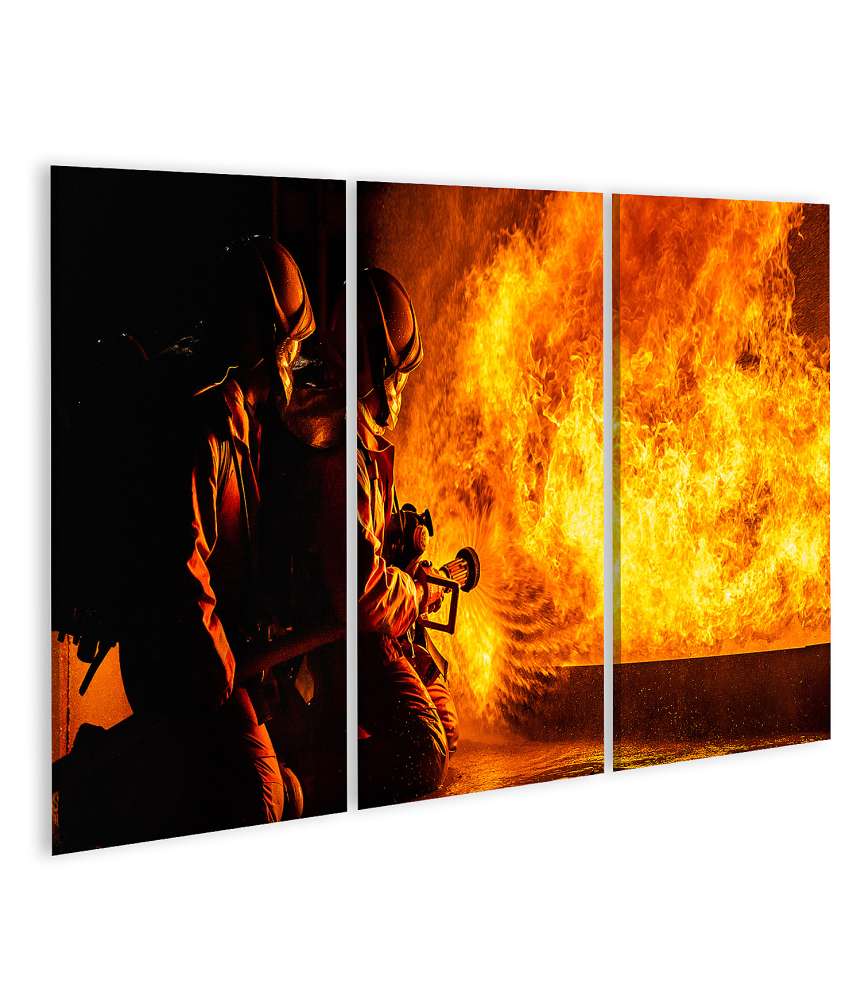 Bild auf Leinwand Feuerwehrleute im Einsatz, mutig Flammen löschend - Wandbild