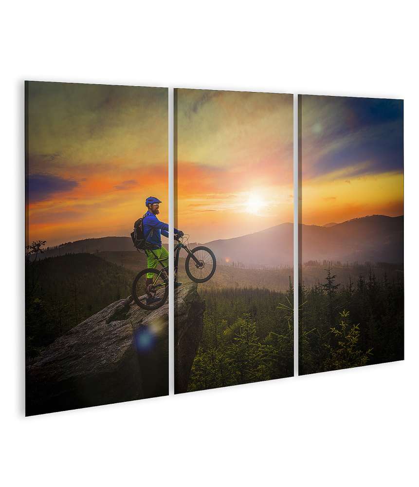 Islandburner Bild auf Leinwand Mountainbiker genießt Sonnenuntergang auf Cross-Country-Downhill-Tour