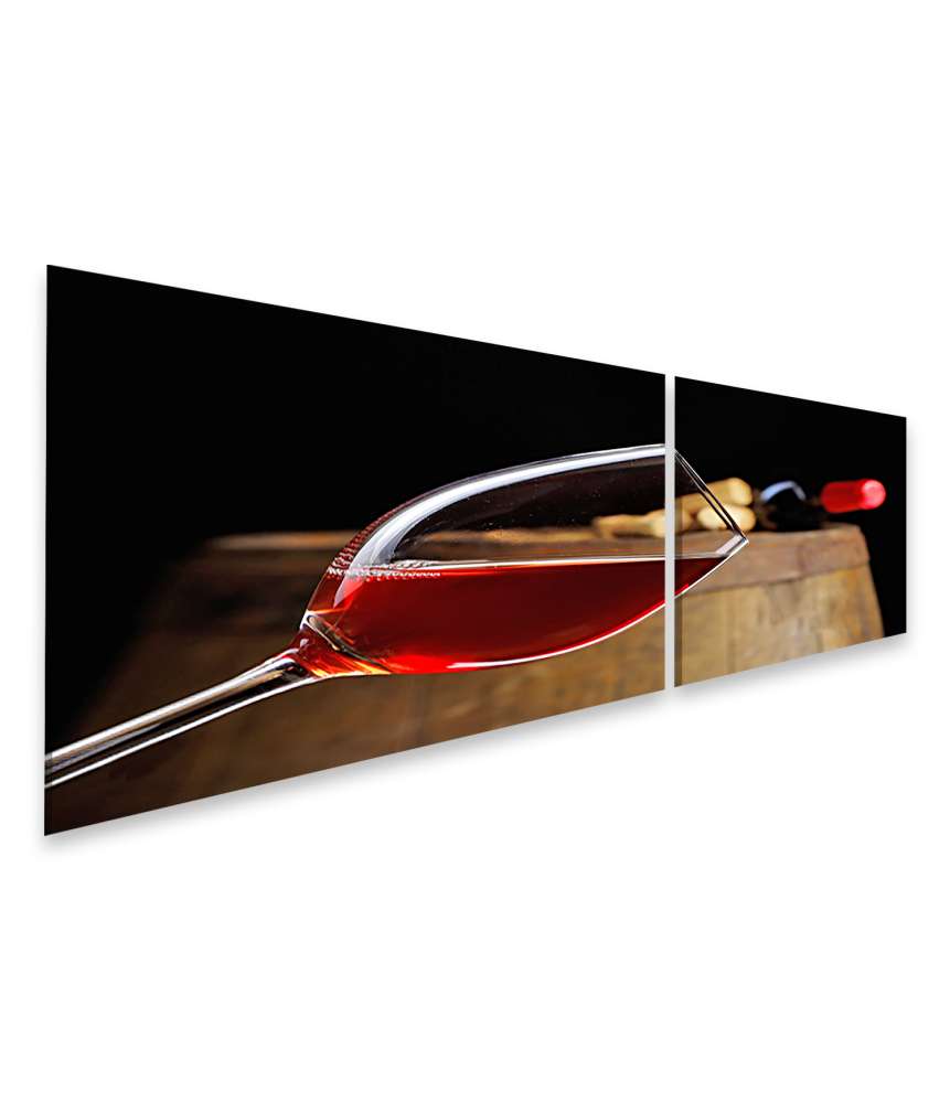 Islandburner Bild auf Leinwand Roter Wein im Glas vor einem Weinfass-Hintergrund