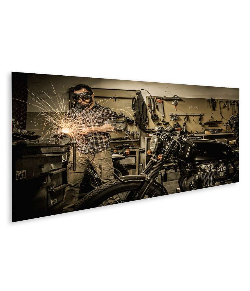 Islandburner Bild auf Leinwand Mechaniker an Drehbank in Motorradwerkstatt, Funken sprühen