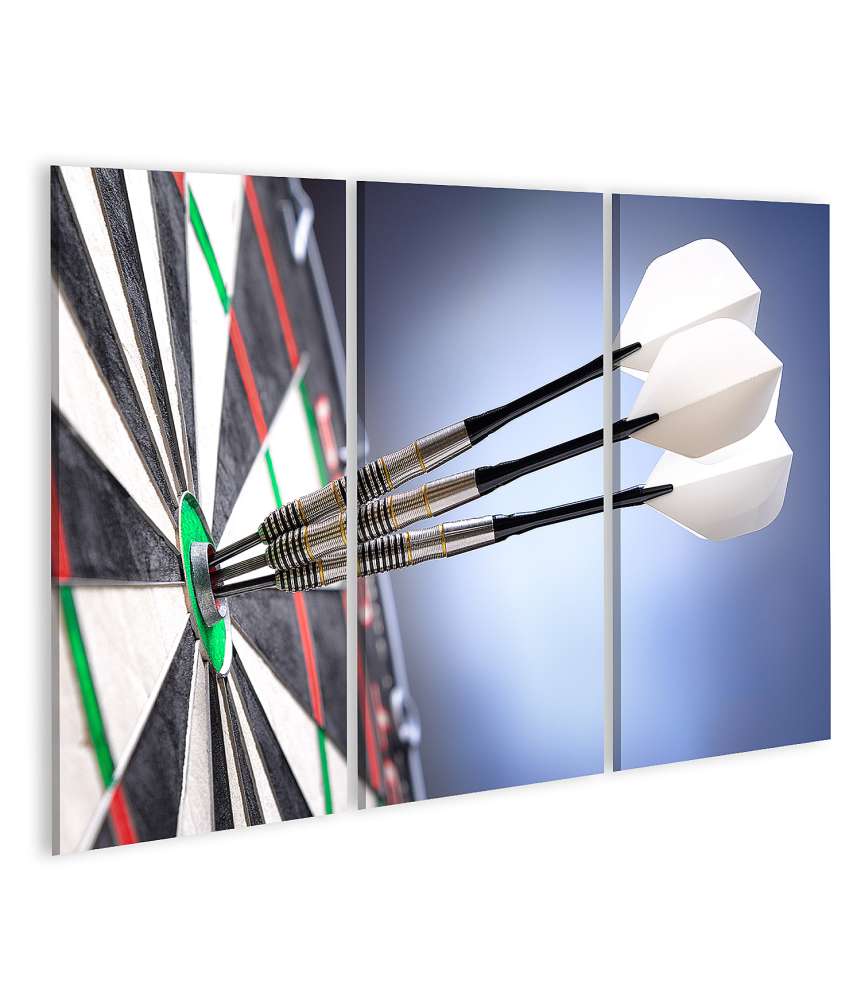 Islandburner Bild auf Leinwand Drei Darts zielen perfekt auf das Bullseye einer Dartscheibe