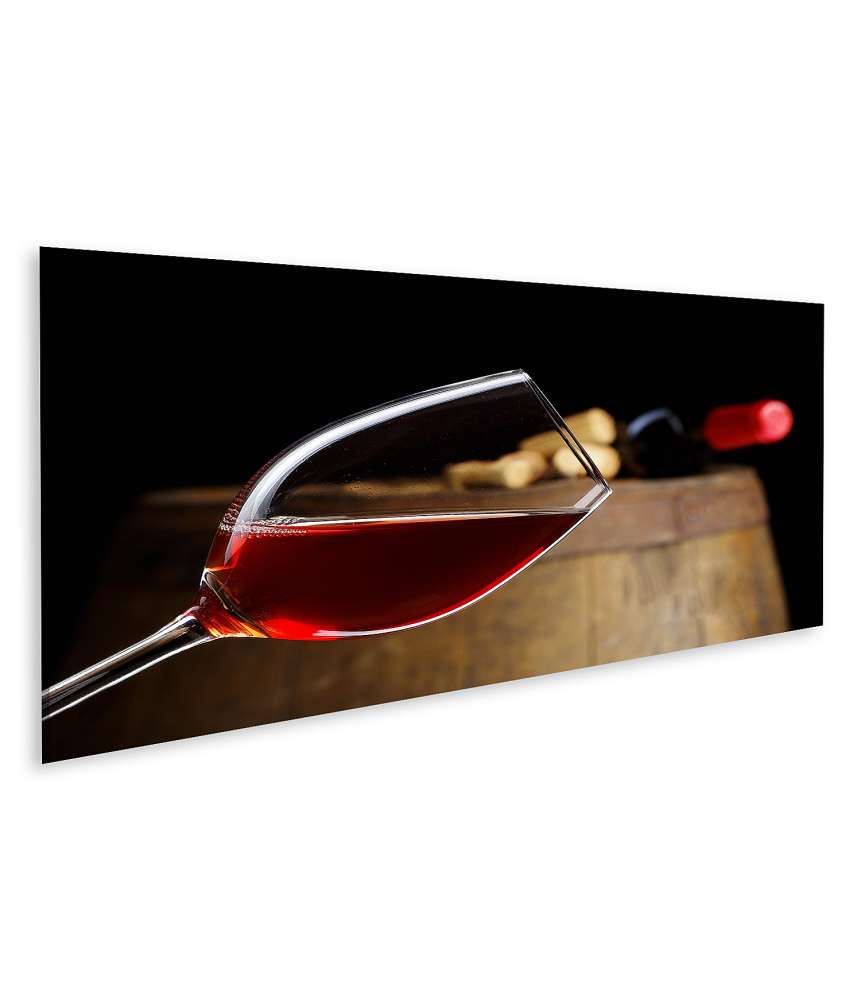 Islandburner Bild auf Leinwand Roter Wein im Glas vor einem Weinfass-Hintergrund