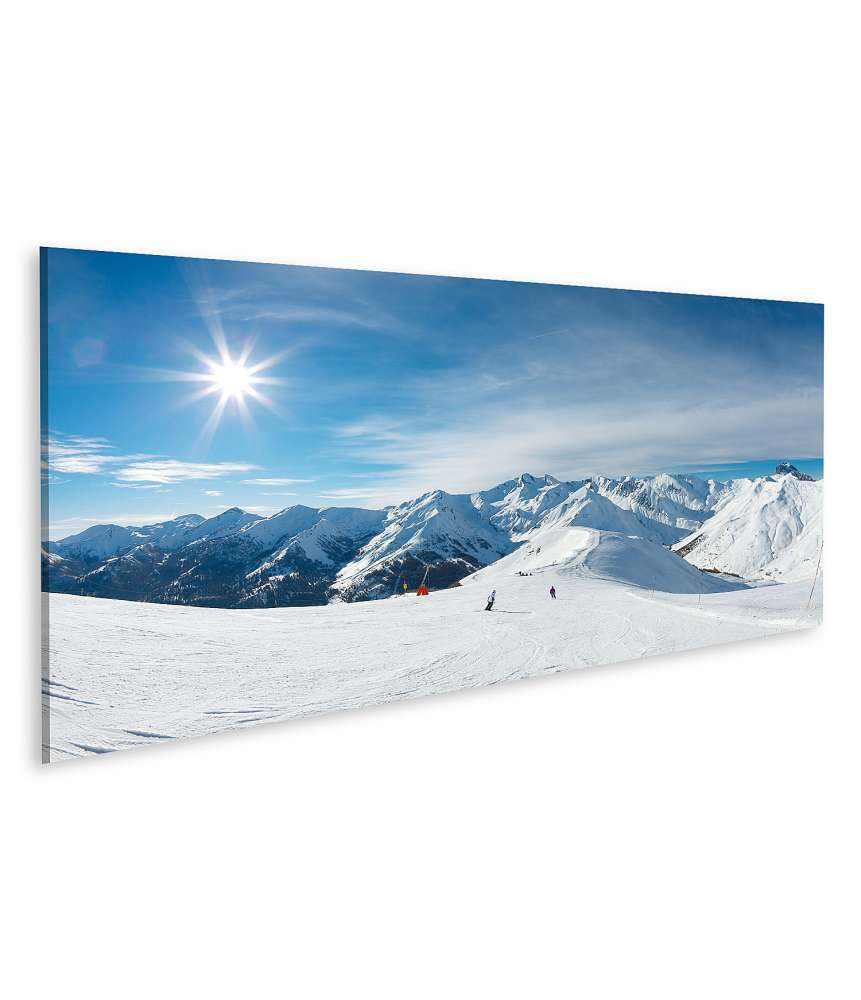 Islandburner Bild auf Leinwand Sonnenbeschienene Skipiste mit Schnee in den Bergen unter blauem Himmel