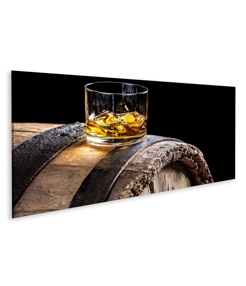 Islandburner Bild auf Leinwand Whiskyglas mit Eis auf einem antiken Eichenfass dargestellt