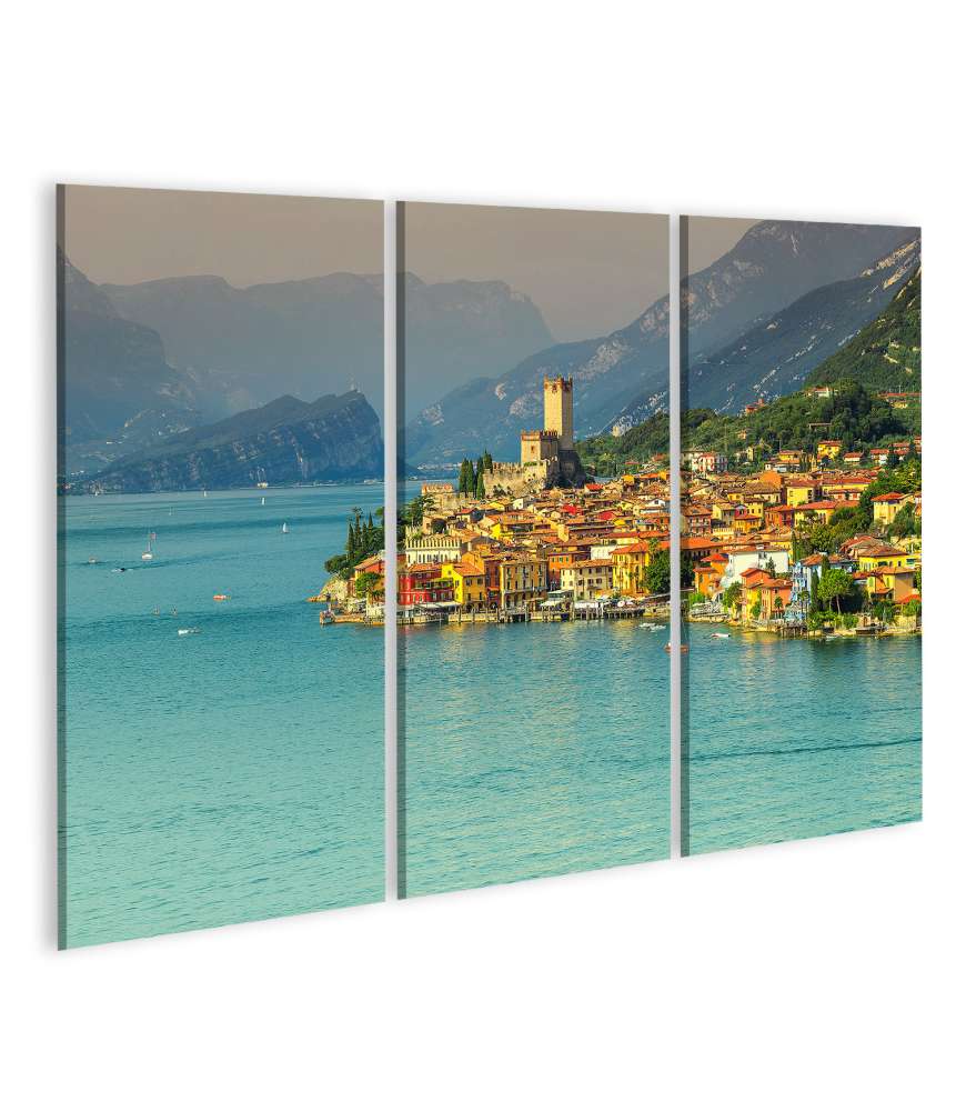 Islandburner Bild auf Leinwand Atemberaubendes Wandbild des Touristenresorts Malcesine, Gardasee, Italien