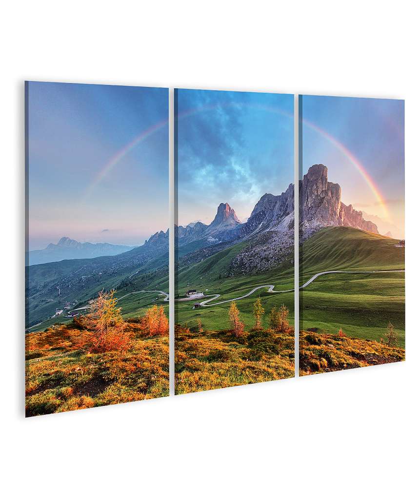 Bild auf Leinwand Idyllische Alpenlandschaft mit Bergen und Regenbogen Wandbild