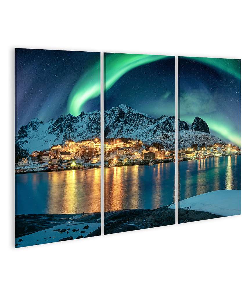 Islandburner Bild auf Leinwand Aurora Borealis beleuchtet ein Fischerdorf an der winterlichen Lofoten-Küste