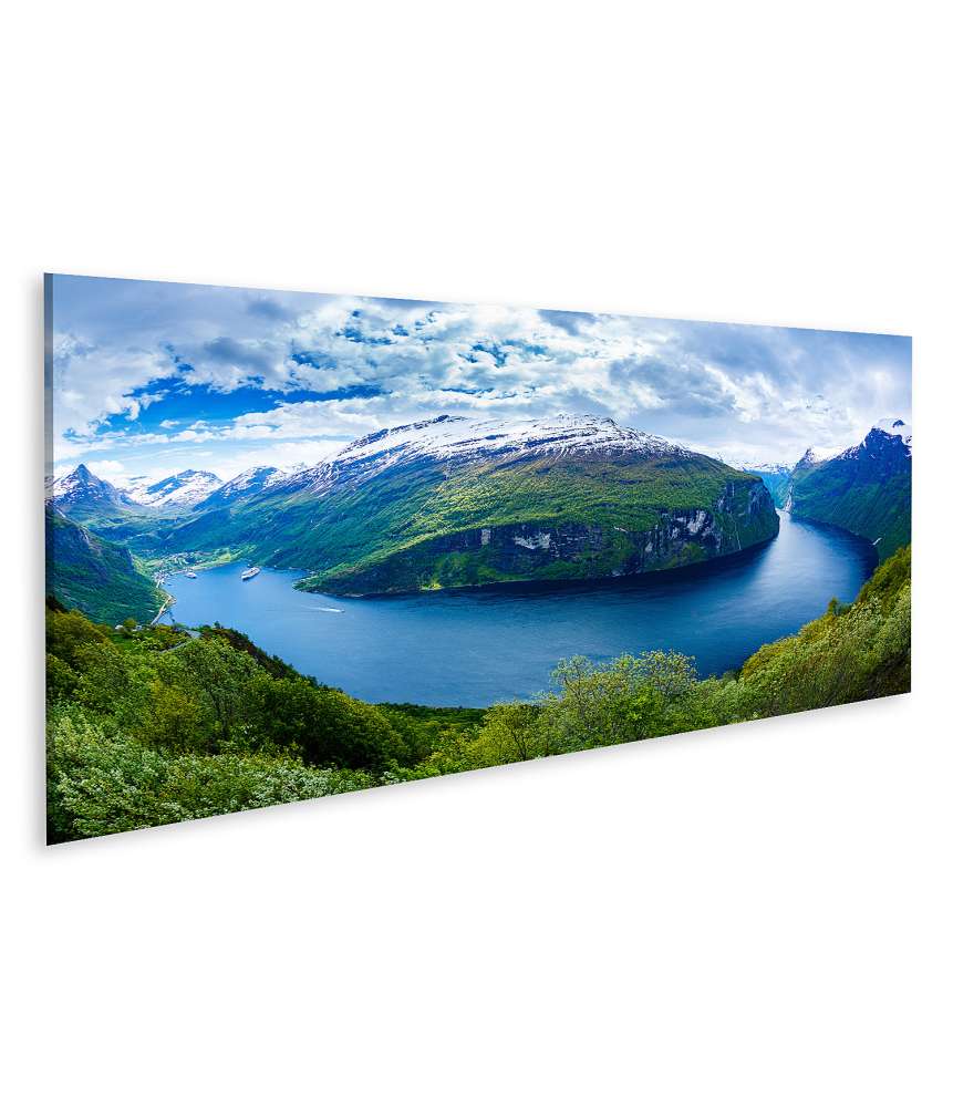 Islandburner Bild auf Leinwand Atemberaubende Darstellung des Geiranger Fjords in Norwegens natürlicher Schönheit