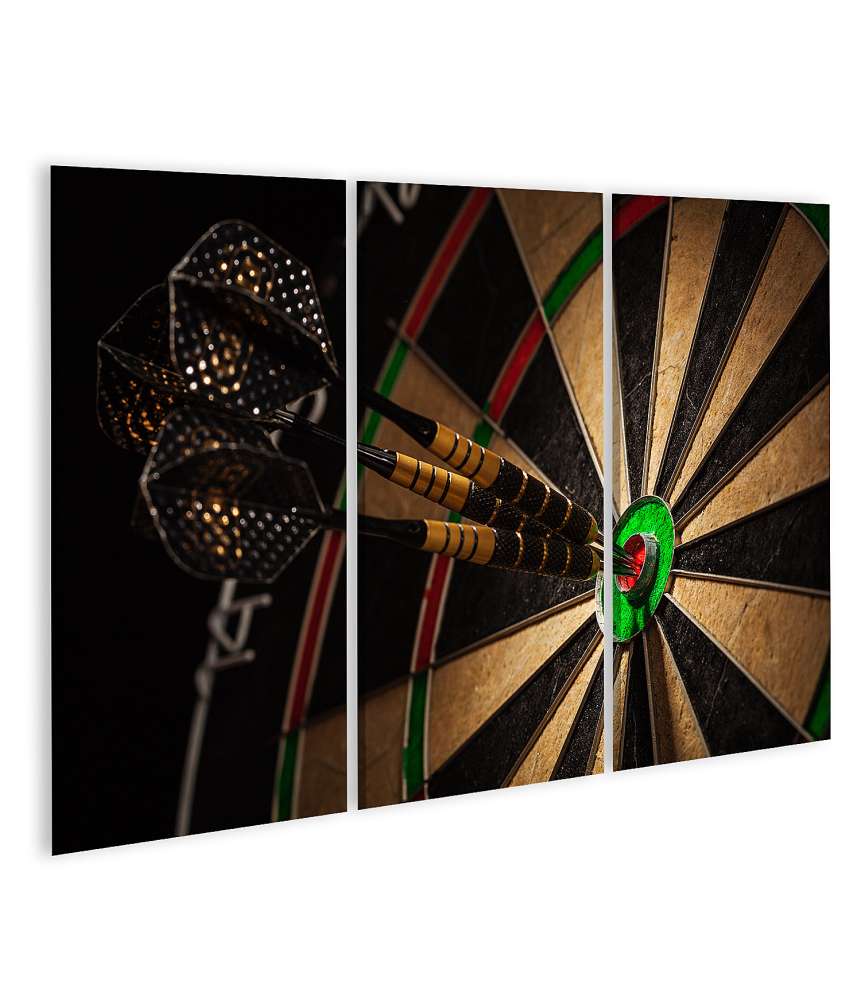 Islandburner Bild auf Leinwand Drei Darts treffen perfekt das Bullseye einer Dartscheibe