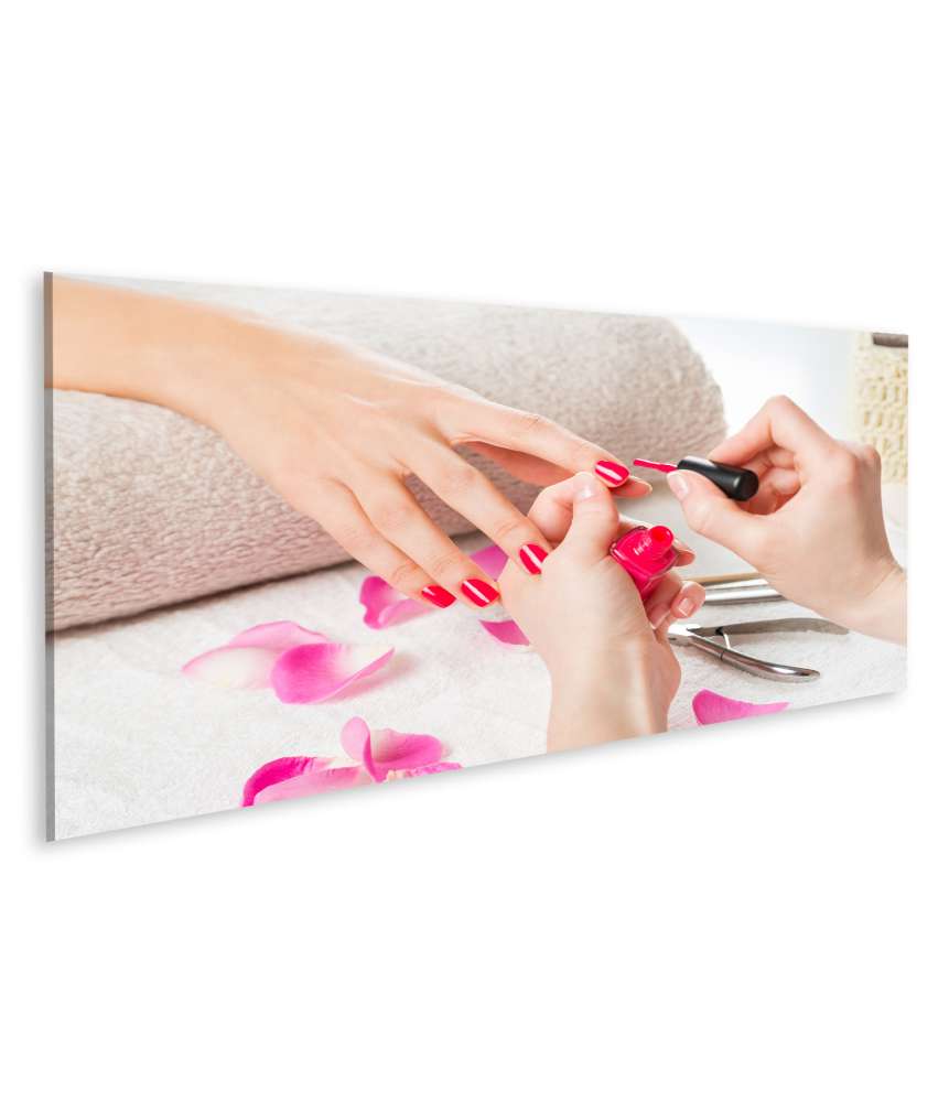 Islandburner Bild auf Leinwand Closeup-Aufnahme von rosa Nagellack durch professionelle Kosmetikerin