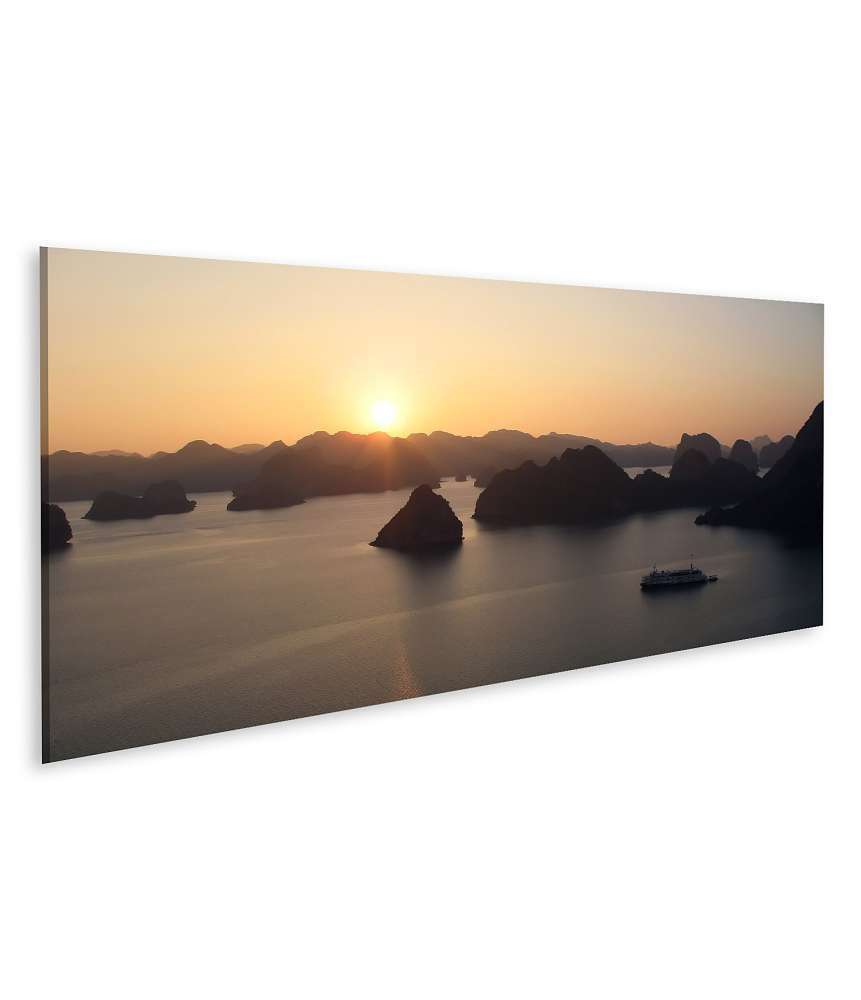 Bild auf Leinwand Wandbild: Zauberhafter Sonnenuntergang über der Halong Bucht, Vietnam