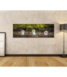Bild auf Leinwand Drei heitere weiße Gänse hinter einem Flechtzaun auf einem Wandbild