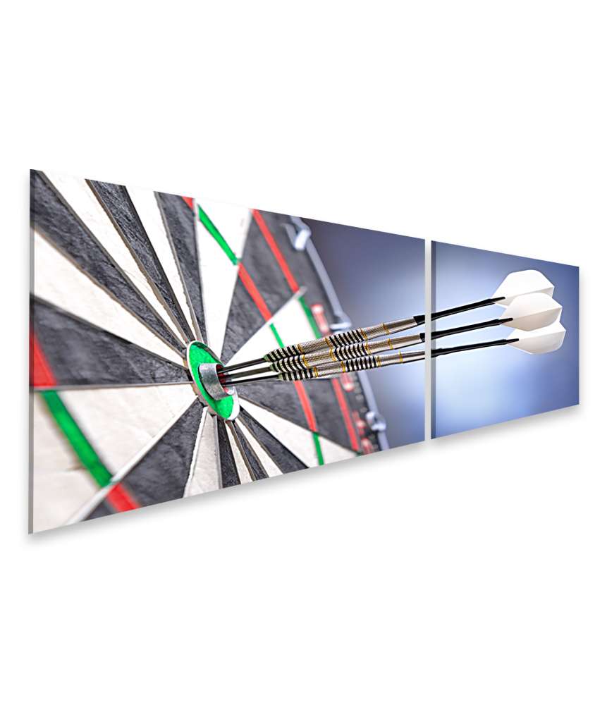 Islandburner Bild auf Leinwand Drei Darts zielen perfekt auf das Bullseye einer Dartscheibe