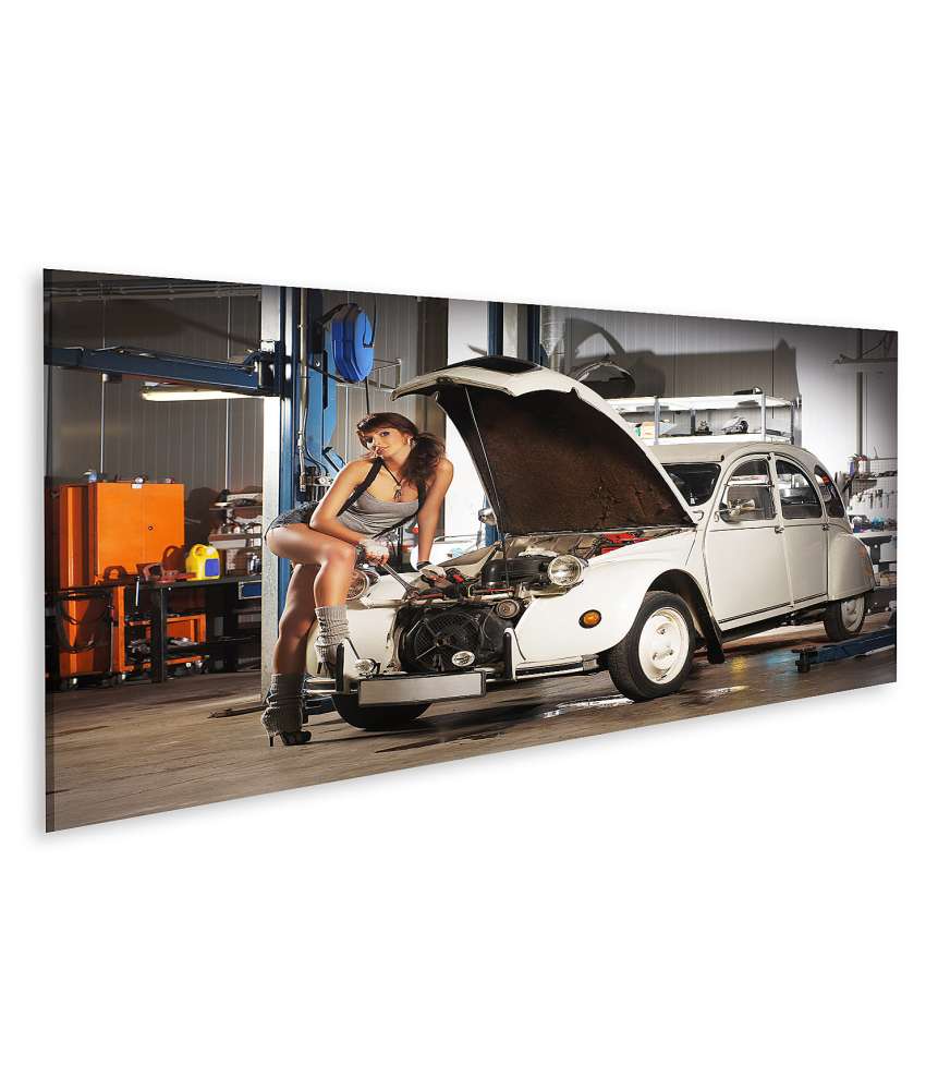 Islandburner Bild auf Leinwand Verführerische Frau repariert Retro Citroen Ente in einer alten Garage