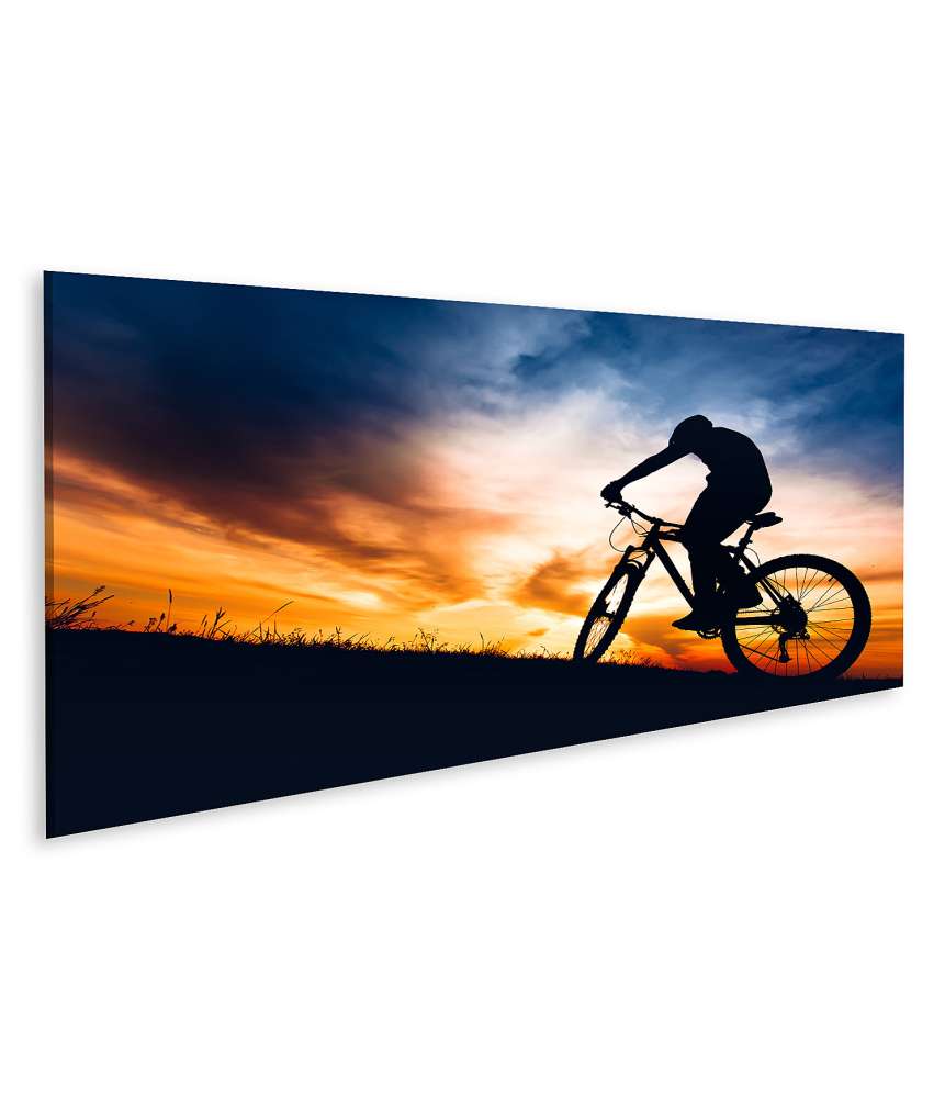 Islandburner Bild auf Leinwand Silhouette eines Sportlers auf Mountainbike beim Sonnenuntergang auf einem Hügel