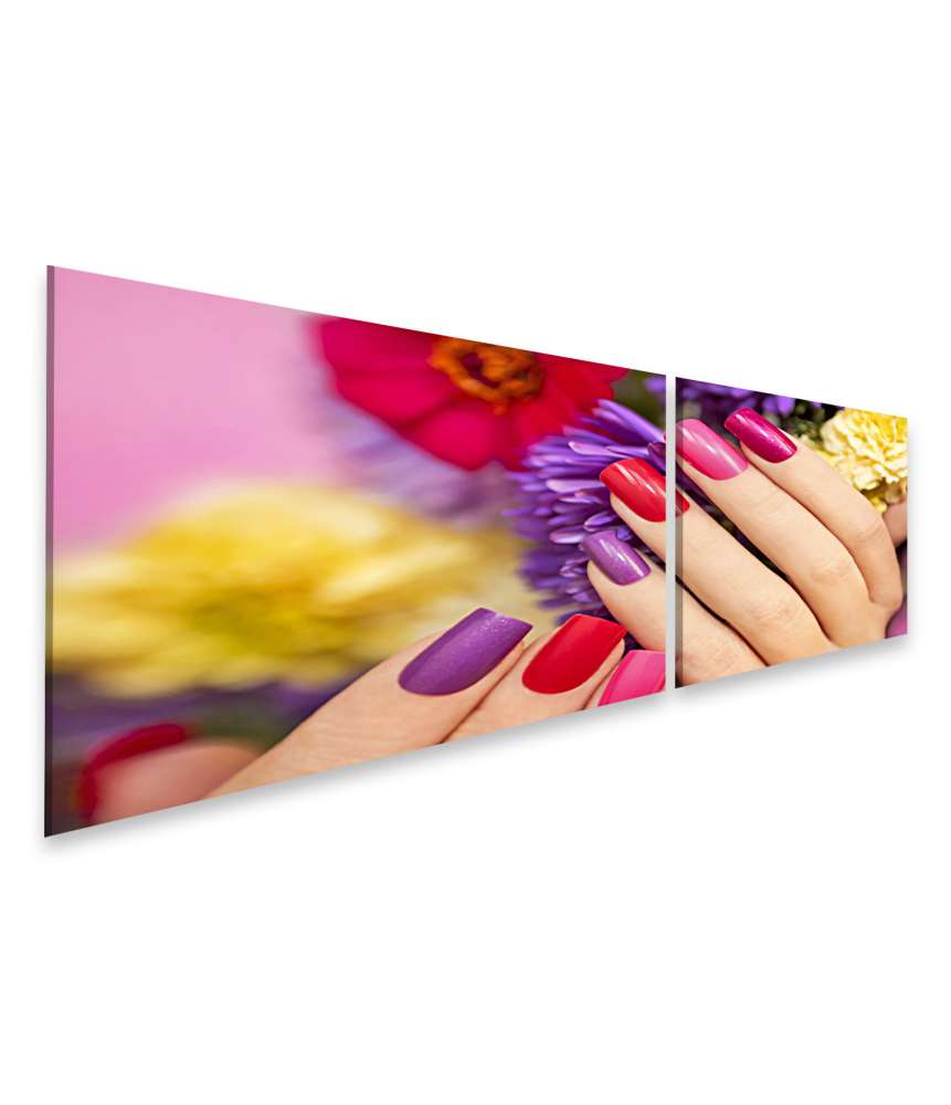 Islandburner Bild auf Leinwand Frauenhand mit farbigem Nagellack und Blumen-Nageldesign auf Wandbild